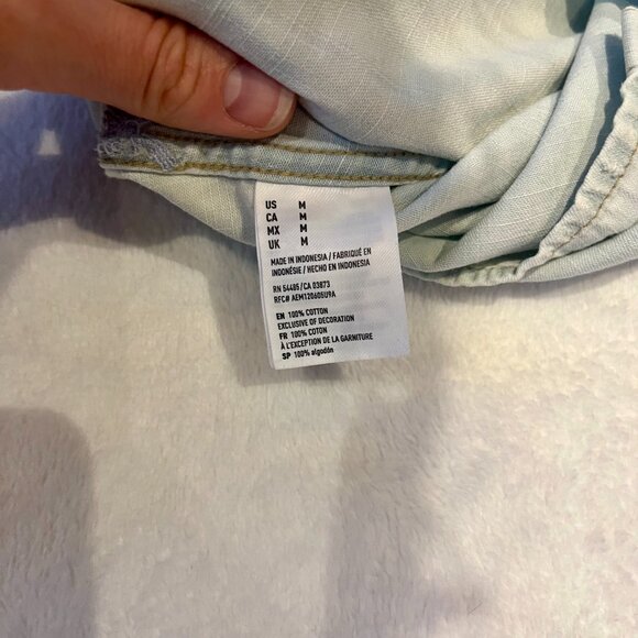 American Eagle, Slim-Fit Button-Down Denim Shirt, Size M - Picture 11 of 13